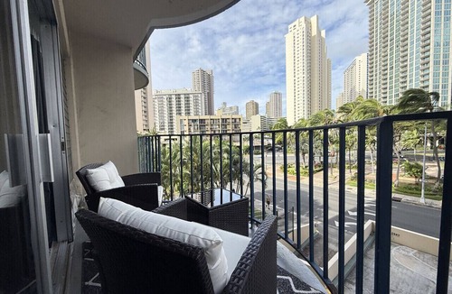 McCully - Moiliili Condo | 2BR/1BA Condo at Royal Aloha in Waikiki! Free PARKING, Free WiFi!