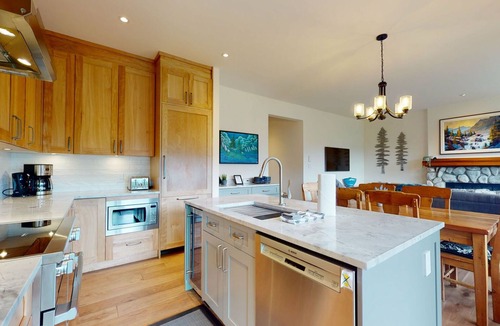 Blackcomb House | 2BR | Blackcomb Greens | Wood Burning Fireplace | Communal Hot Tub | Nature Views