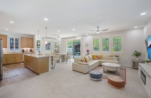 Makaha Valley House | 3 BDRM, Near beach, Free Prking, HotTub, Pool, Gym