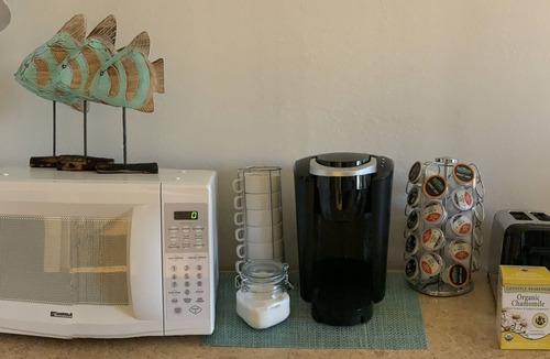 Kihei Condo | 3 minute walk to the beach! Close to restaurants/shops. Updated, clean with A/C