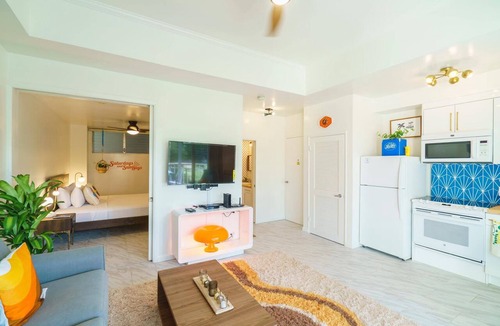 Waikiki Condo | 30 seconds to The Ocean! Waikiki Shore, 1 Bedroom with 1 Parking (WS08)