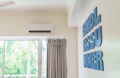 Waikiki Condo | 30 seconds to The Ocean! Waikiki Shore, 1 Bedroom with 1 Parking (WS08)