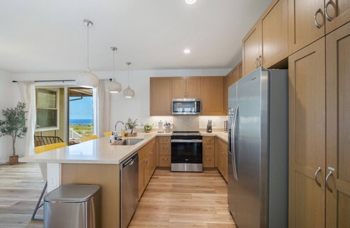 Makaha Valley House | 4 BDRM, Near beach, Free Prking, HotTub, Pool, Gym