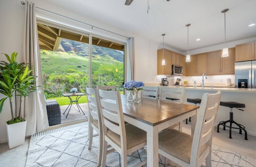 Makaha Valley House | 4 BDRM, Near beach, Free Prking, HotTub, Pool, Gym