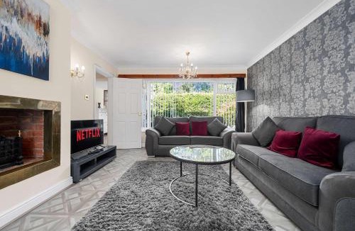 Cheadle House | 4 Bed Heald Green Home Free Parking