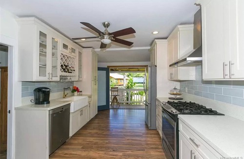 Makaha House | 581feet away from the beach on country road surrounded by greenery and mountains