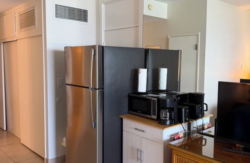 Historic Lahaina Front Street Condo | 6th Floor Ocean Front, king bed, partial kitchen Sleeps 3, newly remodeled