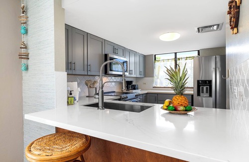 Kahaluu Bay Condo | 🏖️Across from Magic Sands Beach | Kailua-Kona Condo w/Central AC & Lanai