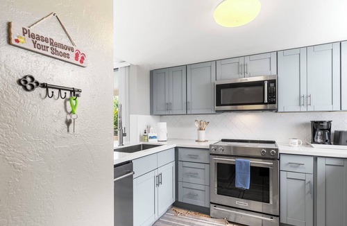 Kahaluu Bay Condo | 🏖️Across from Magic Sands Beach | Kailua-Kona Condo w/Central AC & Lanai