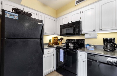 Kailua-Kona Condo | 🏖️Across from Oceanfront Pool | 1BR Kona Condo w/AC