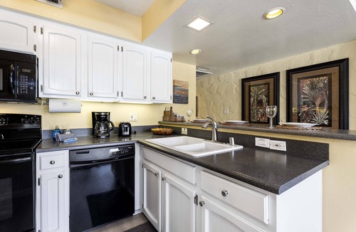 Kailua-Kona Condo | 🏖️Across from Oceanfront Pool | 1BR Kona Condo w/AC