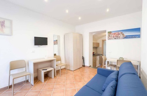 Carrodano Inferiore House | Affittacamere Il Gelsomino 2 is a cozy one-bedroom apartment located in the village of Carrodano, in the inland area of La Spezia province. It is a perfect base for exploring Liguria and the famous Cinque Terre while enjoying a peaceful and relaxing envi
