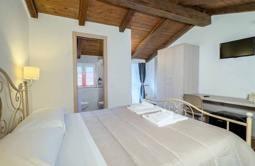 Carrodano Inferiore House | Affittacamere Il Gelsomino 6 is a double room located in the peaceful village of Carrodano, in the province of La Spezia. Here guests can enjoy a relaxing stay surrounded by the quiet atmosphere of the Ligurian countryside while still being within easy r