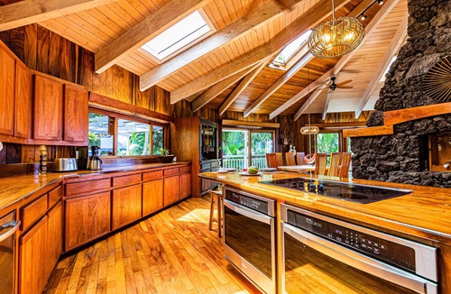 Kapoho House | 🌴 Ah-mazing Oceanfront Luxury Retreat 🌊 private pool, black sand beach, pond, AC