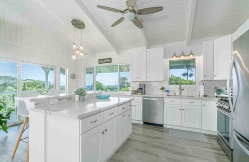 Honomu House | Akaka Falls 6BR Ocean‑View Retreat with Hot Tub