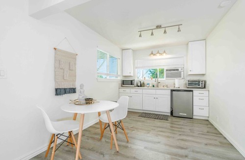 Honomu House | Akaka Falls 6BR Ocean‑View Retreat with Hot Tub
