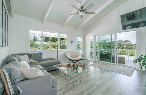 Honomu House | Akaka Falls 6BR Ocean‑View Retreat with Hot Tub