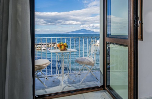 Sorrento Historic Centre Apartment | Al Mare Apartment Sorrento, 1 Bedroom sea view beach apartment in Sorrento for up to 4 people