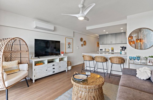 Maalaea Condo | All New! Beachy Chic Remodel, Ocean front with AC