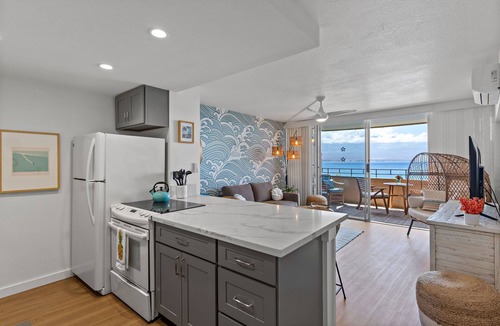 Maalaea Condo | All New! Beachy Chic Remodel, Ocean front with AC