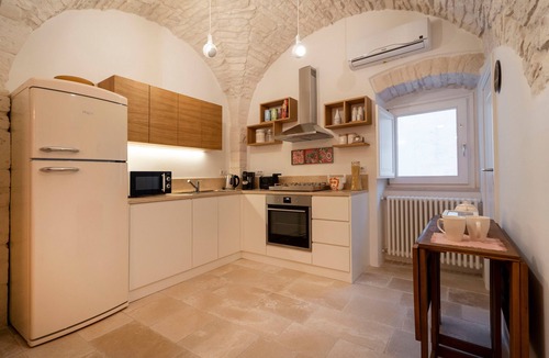 Locorotondo Apartment | Apartment 'Casa Manca' with Private Terrace, Wi-Fi and Air Conditioning