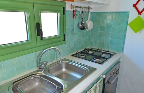 Marina San Gregorio House | Apartment with large garden and car parking a few steps from the sea