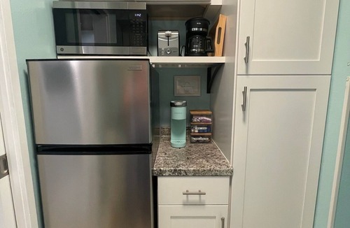 Historic Kailua Village Condo | Beach Bungalow Condo in Kona - New Remodel with 3 Beds & Sleeps 4 + Pool