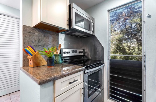 Historic Kailua Village House | Beach Haven at Malia Kai – Prime Location near downtown, Incredible Views & Pool