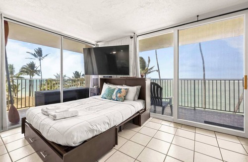 Punaluu Condo | Beachfront Condo with Beach Access & Pool