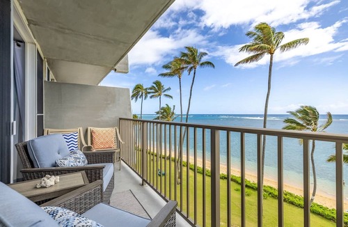 Punaluu Condo | Beachfront Condo with Stunning Ocean Views