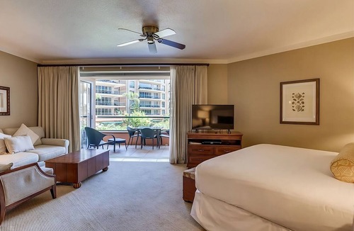 Honokowai Hotel | Beachfront Retreat: Elegant Views w/Full Kitchen. Onsite Free Parking and Pool!