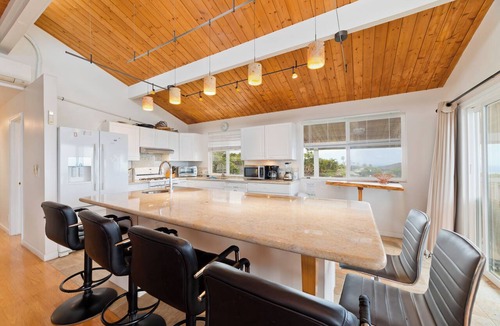 Kona Palisades House | Beautiful 6-bedroom house with panolamic sea view in charming Kailua-Kona.