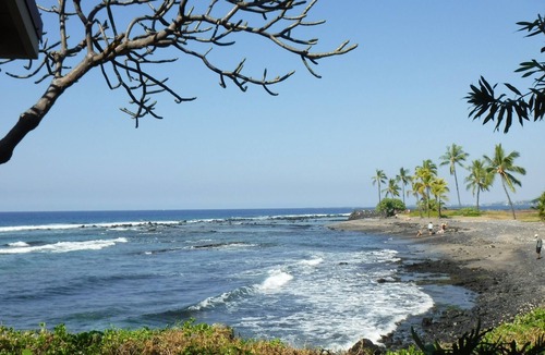 Kahaluu-Keauhou Condo | Beautiful Ocean/Beachfront Property and A Private Back Yard! AC in both BDRMS!