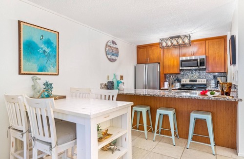 Historic Kailua Village Condo | Beautiful Ocean view unit | AC | WiFi | Walk to Town | Kona Reef F22
