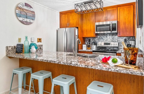 Historic Kailua Village Condo | Beautiful Ocean view unit | AC | WiFi | Walk to Town | Kona Reef F22