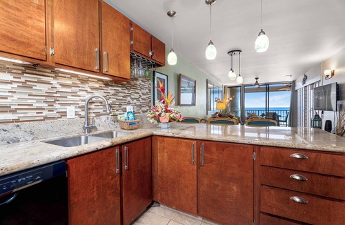 Kailua-Kona Condo | Beautiful Oceanfront Kona Bali Kai 3rd Floor Condo with A/C in Guest Room