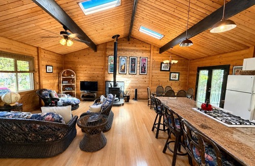 Volcano House | Beautiful Volcano Getaway With Hot Tub Near National Park