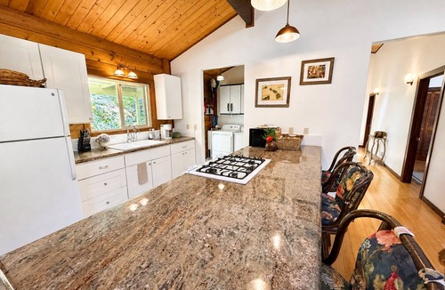 Volcano House | Beautiful Volcano Getaway With Hot Tub Near National Park