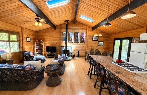 Volcano House | Beautiful Volcano Getaway With Hot Tub Near National Park