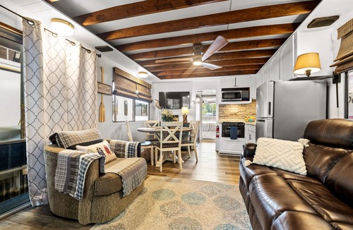 Downtown Knoxville Boat Rental | BEAUTIFULLY RENOVATED HOUSEBOAT on Tennessee River with golfcart in Knoxville !