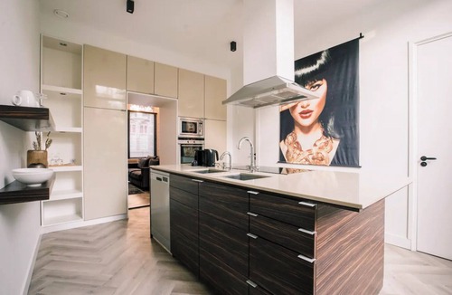 Centrum Apartment | Bed en Koffie – Ground Floor Apartment in Tilburg and enjoy this stylish 65m² ground floor apartment with a herringbone floor. Perfect for couples, families, or groups looking to Efteling overnachten or appartement huren Tilburg.