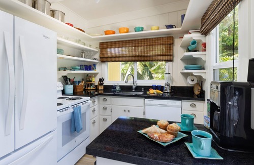 Kamuela Cottage | BI Hale Mele Mele, 3BR with AC, Summer rates! Quick walk to the ocean!