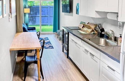 Mokuleia House | Blue Mango ~ Secluded orchard + beach retreat!