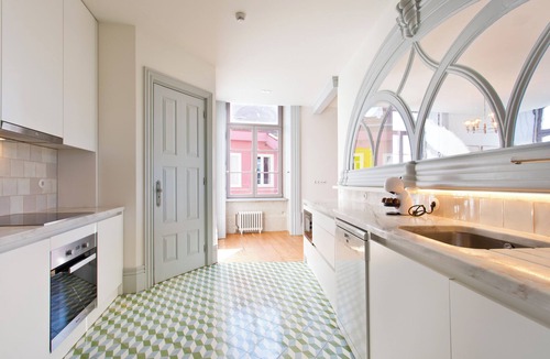 Sao Nicolau Apartment | BOUTiQUE Rentals- THE MiRa*DOURO Ribeira Apartment w/garage