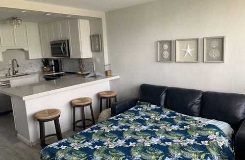 Makaha Condo | Breath taking view, ocean front! Redone unit