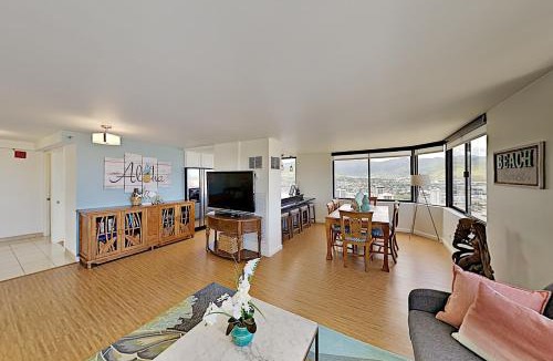 McCully - Moiliili Apartment | Breathtaking Hawaiian Monarch 2-Bedroom Penthouse