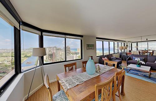 McCully - Moiliili Apartment | Breathtaking Hawaiian Monarch 2-Bedroom Penthouse
