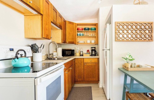 Kailua-Kona Apartment | Bungalow A Cozy 1‑Bed Cold A/C Across Beach