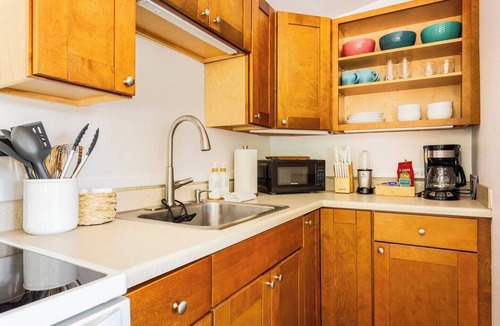 Kailua-Kona Apartment | Bungalow A Cozy 1‑Bed Cold A/C Across Beach