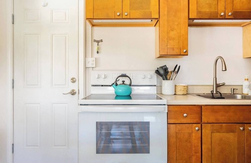 Kailua-Kona Apartment | Bungalow A Cozy 1‑Bed Cold A/C Across Beach